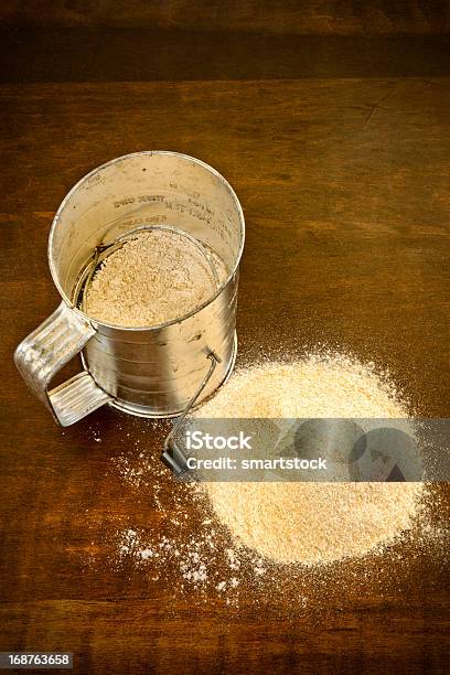 Farinha De Trigo Integral E De Peneira Com Rústico Tabela - Fotografias de stock e mais imagens de Farinha