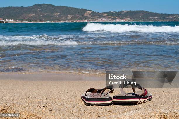 Infradito Sulla Spiaggia - Fotografie stock e altre immagini di Accessorio personale - Accessorio personale, Acqua, Ambientazione esterna