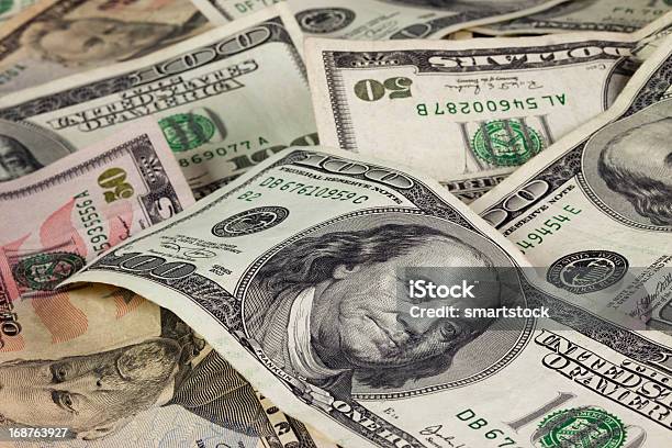 Fünfzig Und Hundertdollarnoten In Der Hand Stockfoto und mehr Bilder von 100-Dollar-Schein - 100-Dollar-Schein, 50-Dollar-Schein, Amerikanische Währung