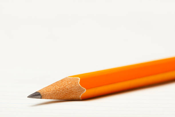 gros plan de pointe sur un crayon numéro 2 - lined paper pencil wood sharp photos et images de collection