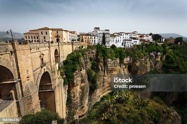 Cliff Siglo Xviii Edificios De La Ciudad El Puente De Garganta En La Ronda España Foto de stock y más banco de imágenes de Fotografía - Imágenes