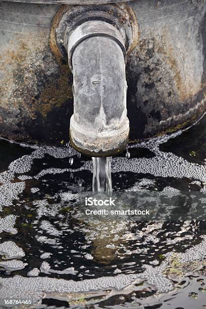 Acqua Che Scorre Da Un Sandalo Minerale Tubo - Fotografie stock e altre immagini di Acqua - Acqua, Acqua fluente, Alga