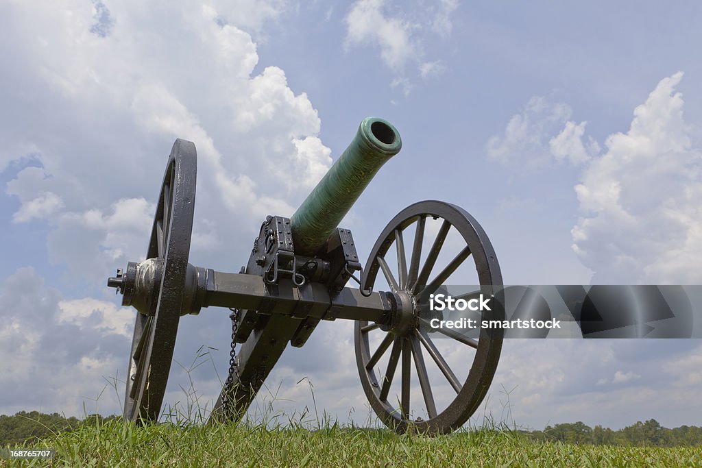 Lone guerra civile Cannon con addensano - Foto stock royalty-free di Guerra civile americana