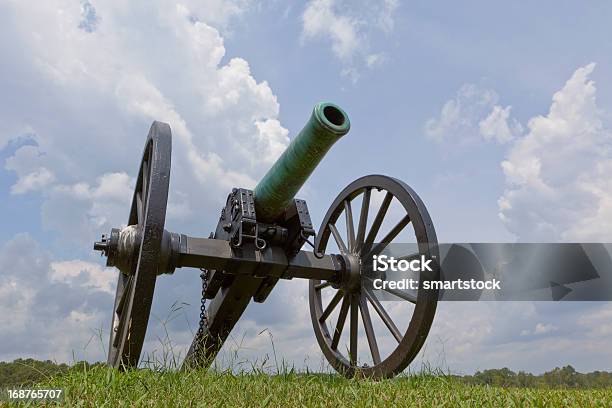 Solitário Canhão De Guerra Civil Com Nuvens Cinzentas Recolha Retroprojector - Fotografias de stock e mais imagens de Guerra Civil Americana