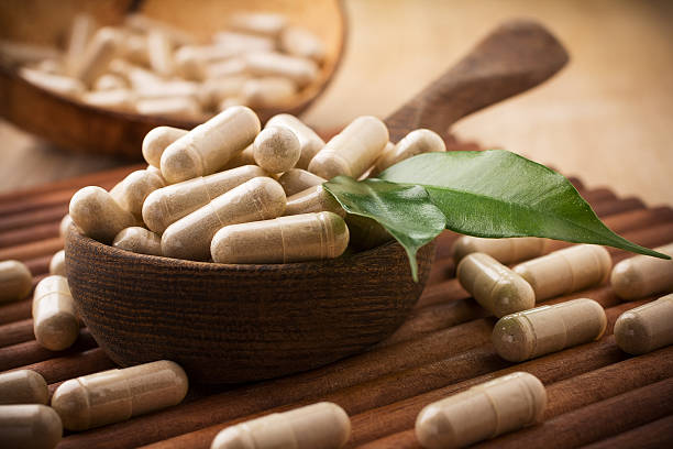 alternative medizin. - herbal medicine ginkgo herb capsule stock-fotos und bilder