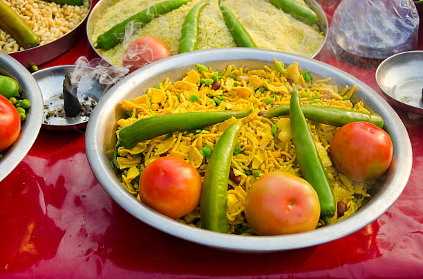 cuisine indienne dans une assiette et frankincence sur market - frankincence photos et images de collection