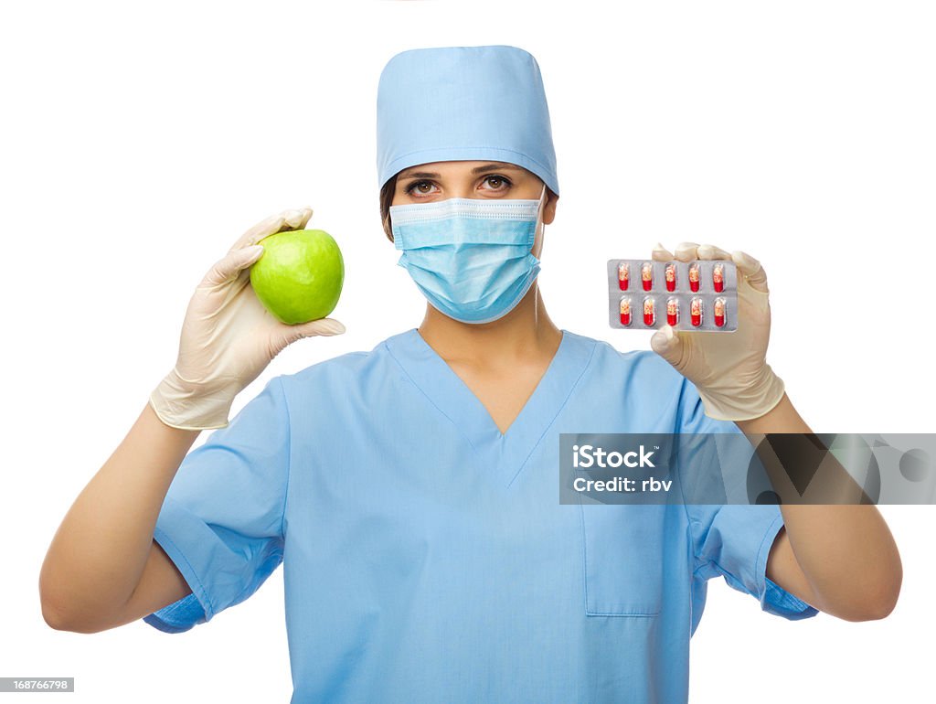 doctor joven con manzana y píldoras - Foto de stock de Adulto libre de derechos