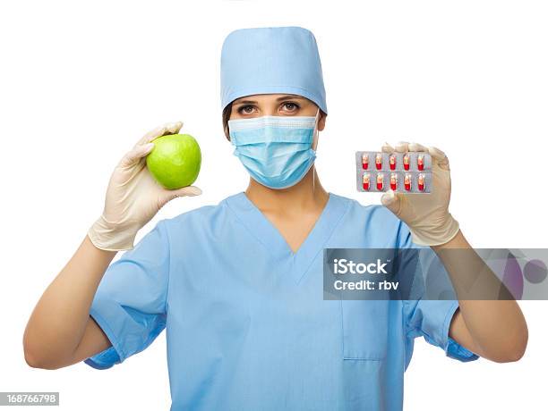 Doctor Joven Con Manzana Y Píldoras Foto de stock y más banco de imágenes de Adulto - Adulto, Adulto joven, Agarrar