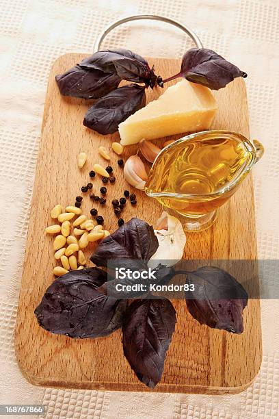 Componente De Pesto Na Prancha De Madeira - Fotografias de stock e mais imagens de Alho - Alho, Alimentação Saudável, Amarelo