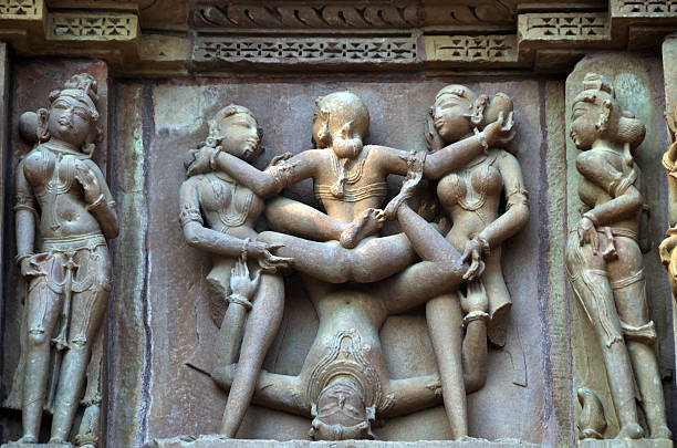 kamasutra, carvings w świątyni ściany w khajuraho ad 930-950 - khajuraho india sexual activity temple zdjęcia i obrazy z banku zdjęć