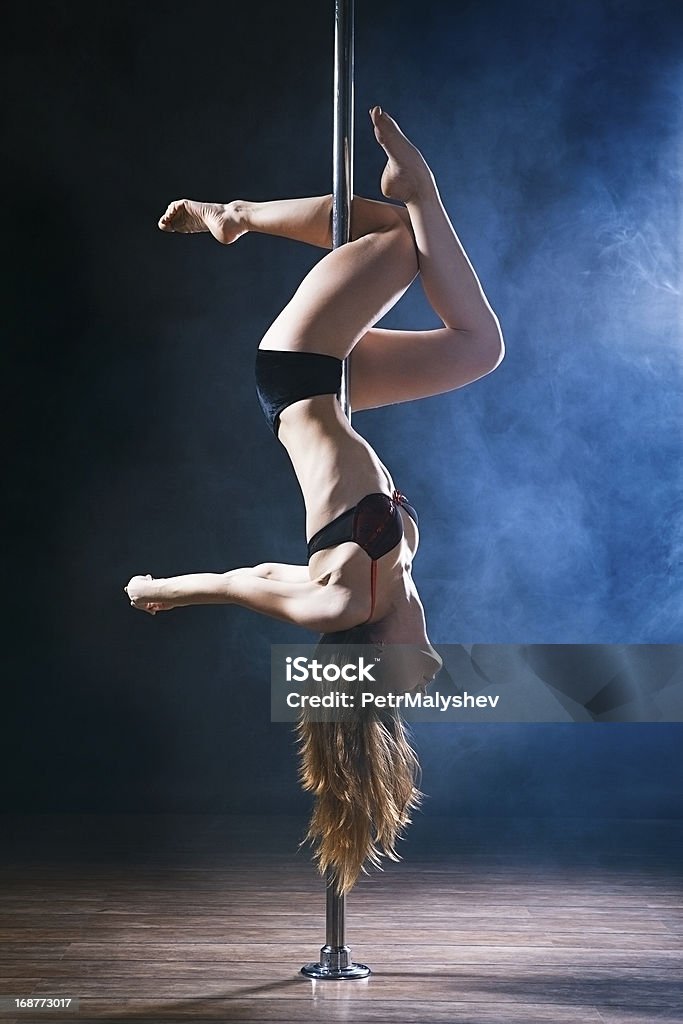 Femme de Pole Dance - Photo de Adulte libre de droits