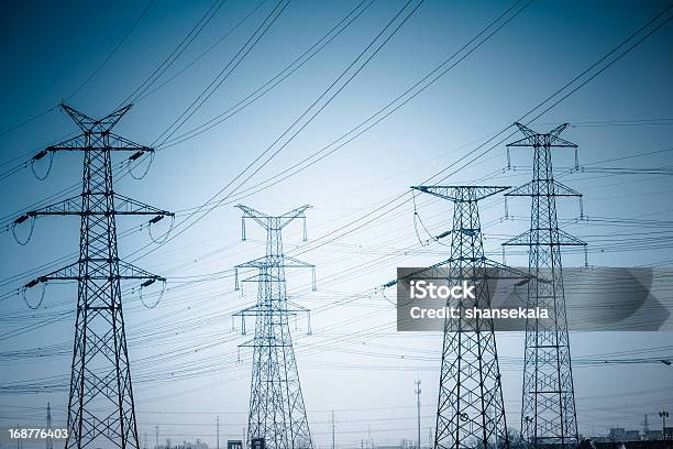 Torres De Alta Tensión Foto de stock y más banco de imágenes de Acero - Acero, Alambre, Alto - Descripción física