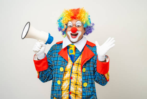 monsieur clown. drôle de comédien choqué comédien homme clown en costume coloré portant perruque crier fort wow avec annonce de bouche mégaphone. expression heureuse émerveillée bozo dans diverses poses sur isolé. - clown photos et images de collection