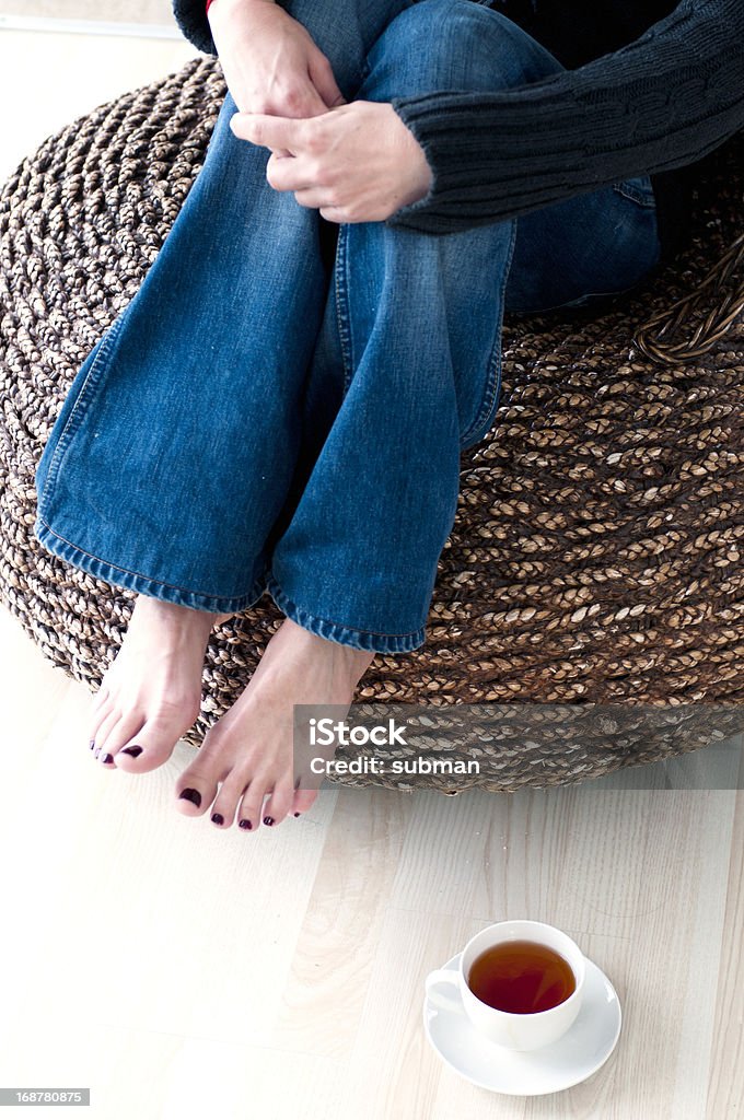 Fêmea pés com xícara de chá no chão - Foto de stock de Adulto royalty-free