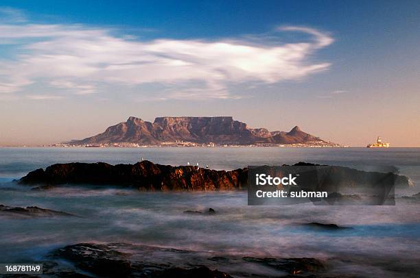 Foto de Vistas Para Table Mountain e mais fotos de stock de Montanha da Mesa - África do Sul - Montanha da Mesa - África do Sul, O Amanhecer, Areia