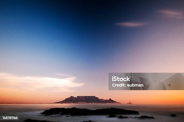 Vista Della Table Mountain - Fotografie stock e altre immagini di Acqua - Acqua, Africa, Alba - Crepuscolo
