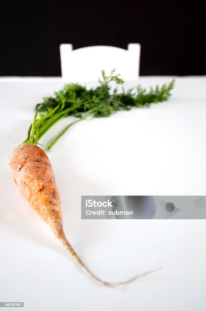 Zanahoria en blanco mesa - Foto de stock de Agricultura libre de derechos