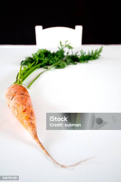 Zanahoria En Blanco Mesa Foto de stock y más banco de imágenes de Agricultura - Agricultura, Alimento, Blanco - Color