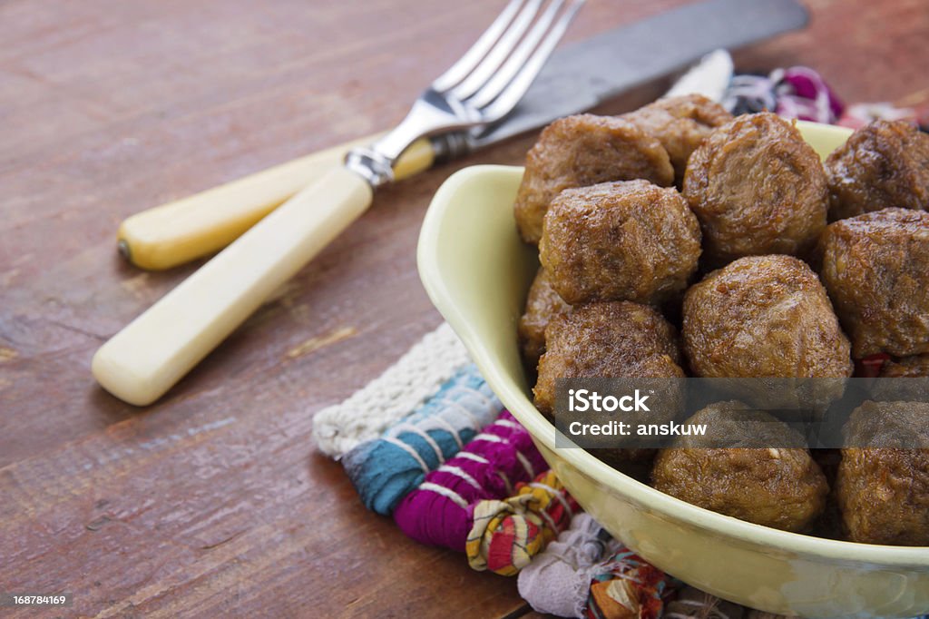 Rustikaler Tisch mit Schüssel mit Fleischbällchen - Lizenzfrei Altertümlich Stock-Foto