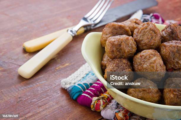 Rustikaler Tisch Mit Schüssel Mit Fleischbällchen Stockfoto und mehr Bilder von Altertümlich - Altertümlich, Bunt - Farbton, Essen am Tisch