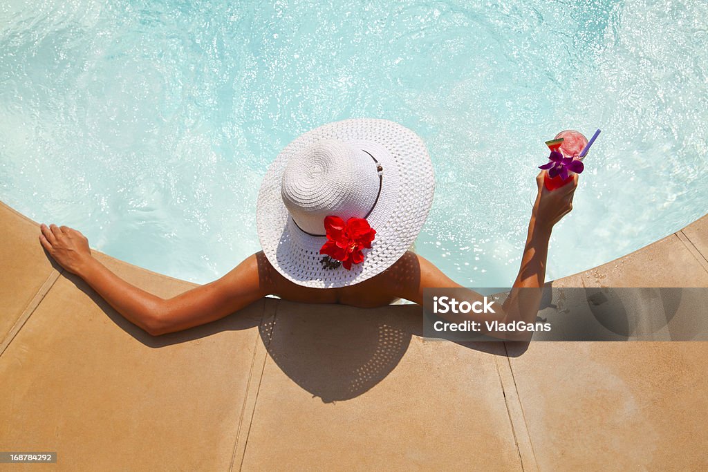 Donna rilassante in una vasca idromassaggio jacuzzi all'aperto - Foto stock royalty-free di Piscina