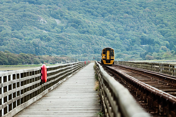 木製の橋を見て鉄道 - barmouth ストックフォトと画像