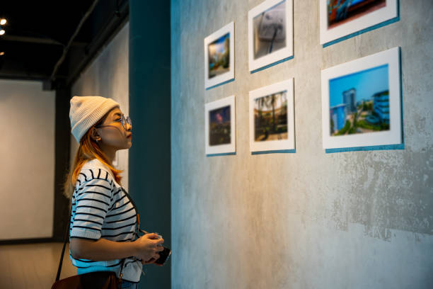 Visita del fotografo alla cornice per appoggiarsi alla galleria di opere d'arte della mostra - foto stock