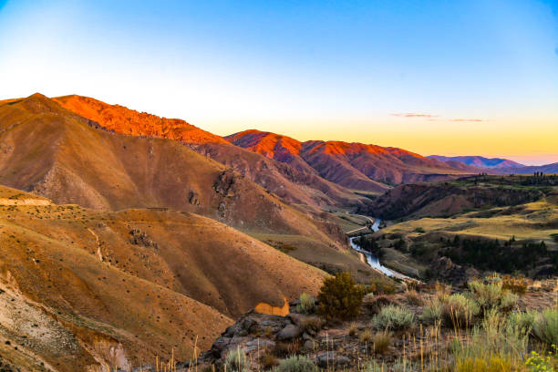 아이다호 사우스 포크 보이시 강(south fork boise river)의 늦여름 일몰 - idaho boise sunset scenics 뉴스 사진 이미지