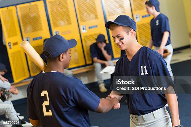 Photo libre de droit de Joueur De Baseball De Voeux Nouveau Partenaire De Vestiaire banque d'images et plus d'images libres de droit de Groupe multi-ethnique