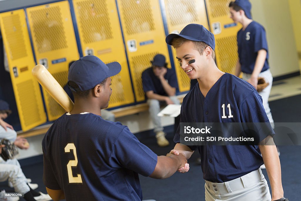 Jogador de beisebol-vindas nova equipe no vestiário - Foto de stock de Dar as Mãos royalty-free