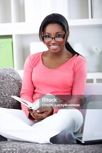 Student Kobieta Nauki W Domu - zdjęcia stockowe i więcej obrazów Afroamerykanin - Afroamerykanin, Afrykanin, Czytać