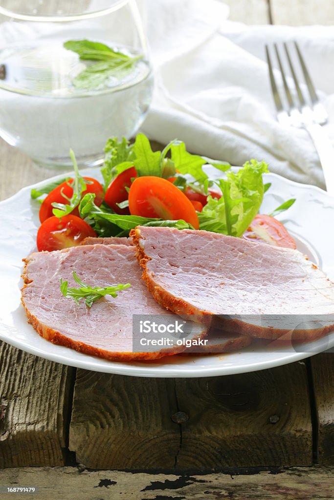 Cocido rebanadas de jamón que se sirve con ensalada verde - Foto de stock de Al horno libre de derechos