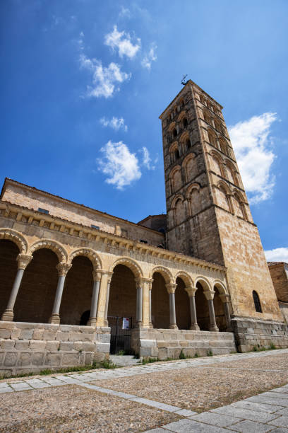 kirche san esteban, segovia, spanien - spain flag built structure cloud stock-fotos und bilder