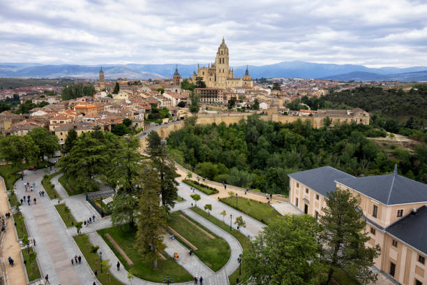 blick auf die stadt von der burg alcazar, segovia, spanien - spain flag built structure cloud stock-fotos und bilder