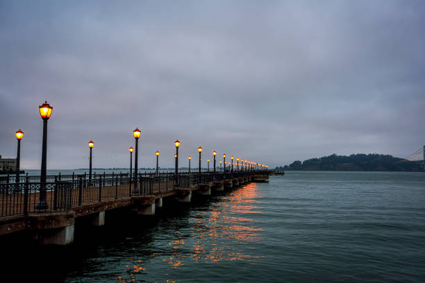 luces del paseo marítimo pier 7 en la bahía de san francisco, california - pier seven fotografías e imágenes de stock