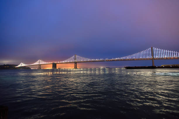 die wunderschöne san francisco–oakland bay bridge bei nacht - kalifornien, usa - san francisco county embarcadero center bay bridge built structure stock-fotos und bilder