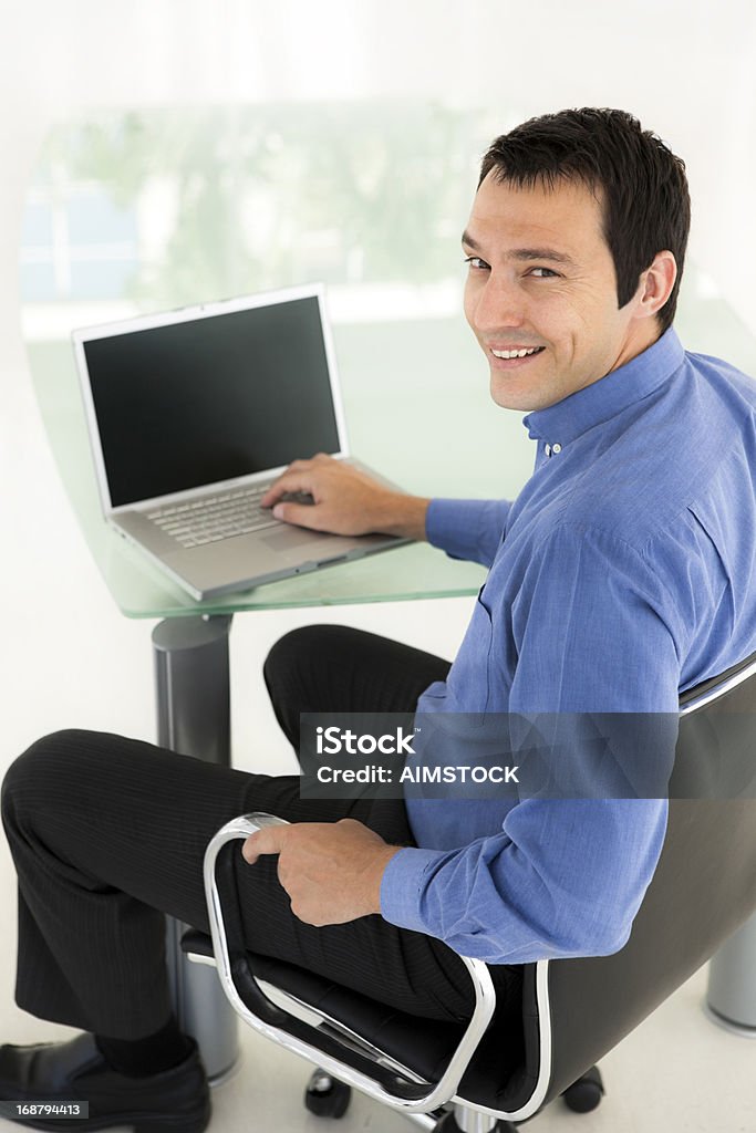 Бизнесмен, используя ноу�тбук - Стоковые фото Администратор роялти-фри