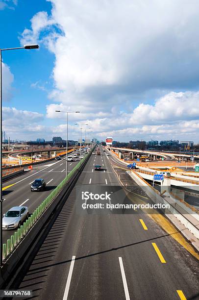 Automobili In Movimento - Fotografie stock e altre immagini di Ambientazione esterna - Ambientazione esterna, Asfalto, Aspettare