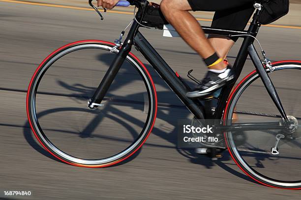 Foto de Ciclista e mais fotos de stock de Cor Preta - Cor Preta, Homens, Triatlo