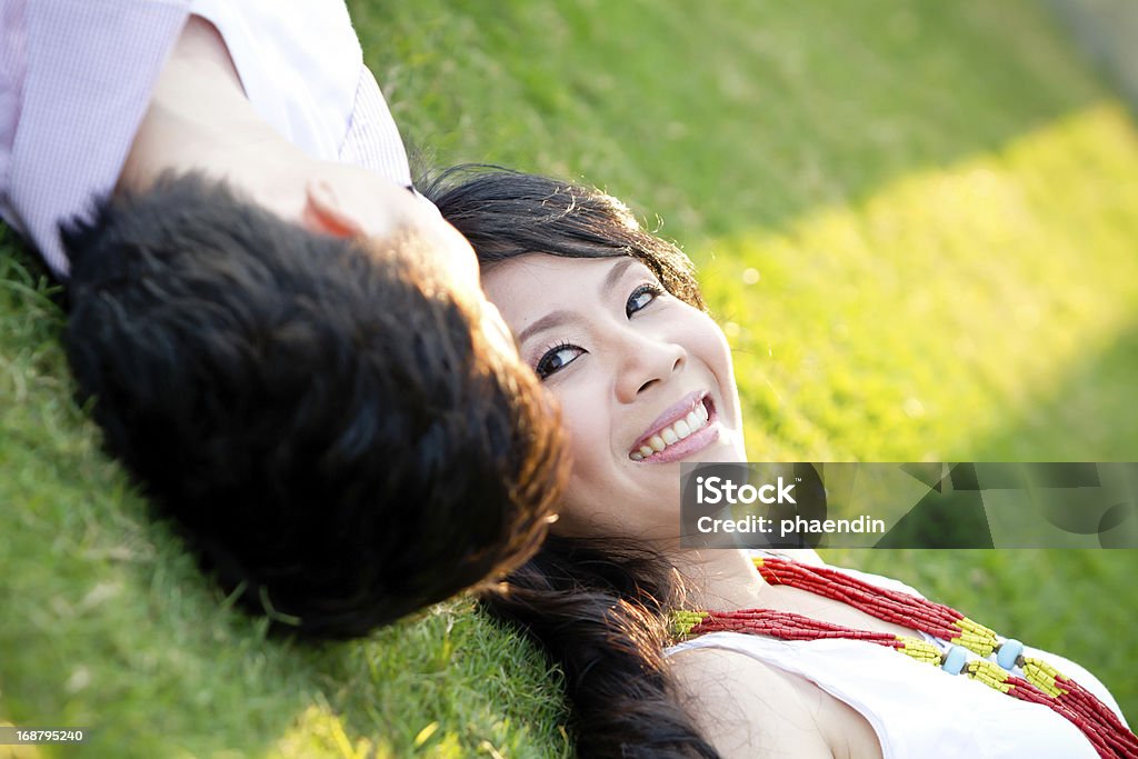 Un amour jeune couple relaxant à proximité de toutes les autres - Photo de Adulte libre de droits