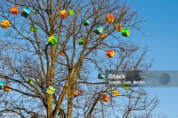 Natal Apresenta - Fotografias de stock e mais imagens de Ao Ar Livre - Ao Ar Livre, Bola de Árvore de Natal, Caixa