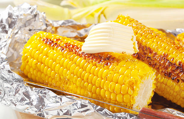 на гриле кукуруза - corn corn on the cob grilled roasted стоковые фото и изображения