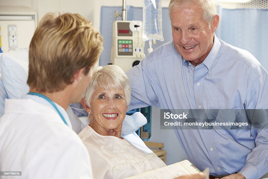 Arzt im Gespräch mit altes Paar auf Ward - Lizenzfrei 60-69 Jahre Stock-Foto