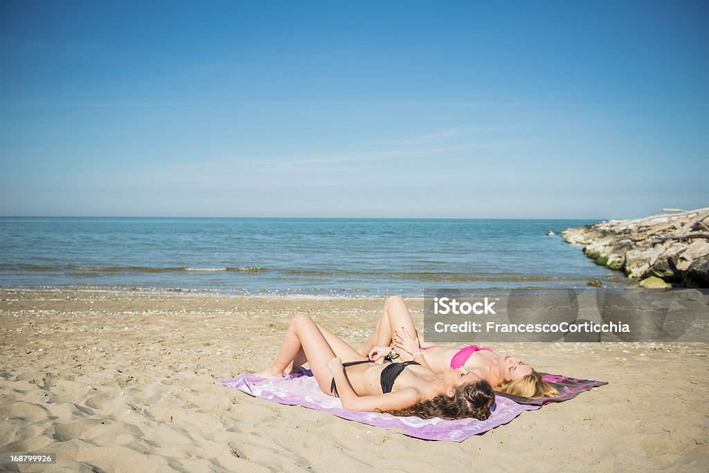 Dois Jovem mulher à beira-mar - Foto de stock de Adulto royalty-free