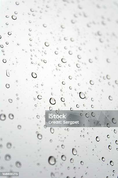 Gotas De Chuva Na Janela Inclinado - Fotografias de stock e mais imagens de Abstrato - Abstrato, Bolha - Estrutura Física, Chuva