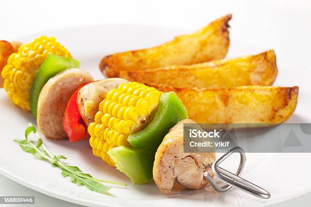 Shish Kebab Y Papas Al Horno Foto de stock y más banco de imágenes de Al horno - Al horno, Alimento, Asado - Alimento cocinado