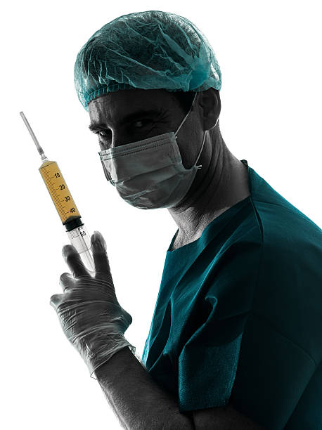 medico chirurgo anestitista uomo che tiene un intervento chirurgico ago di taglio - surgical needle ethnic one person large foto e immagini stock