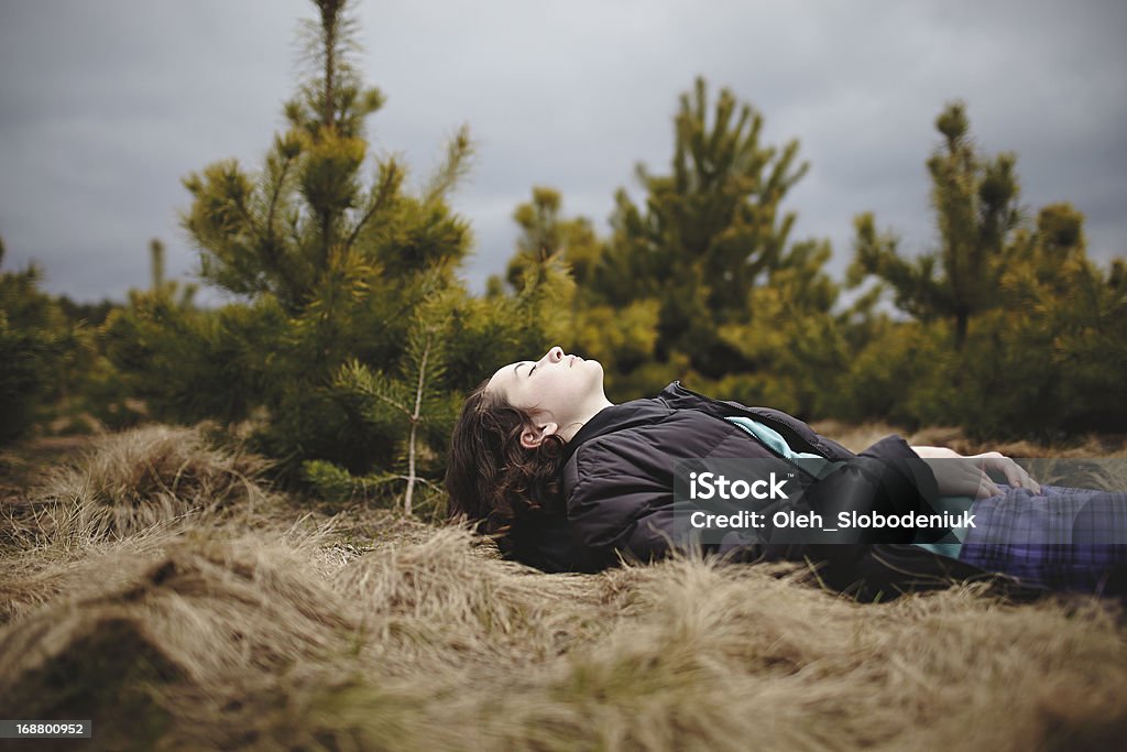 Teenage Girl lying en el bosque - Foto de stock de 18-19 años libre de derechos