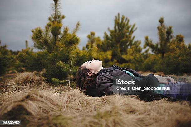 Teenage Girl Lying En El Bosque Foto de stock y más banco de imágenes de 18-19 años - 18-19 años, Acostado, Acostado de espalda