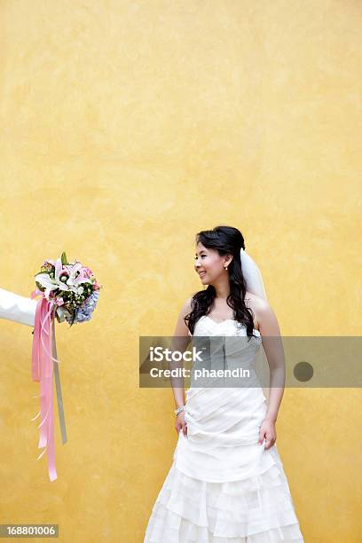 Photo libre de droit de Jeune Mariée Est Proposé Avec Un Beau Bouquet banque d'images et plus d'images libres de droit de Adulte - Adulte, Amour, Asiatique de l'Est et du Sud-Est